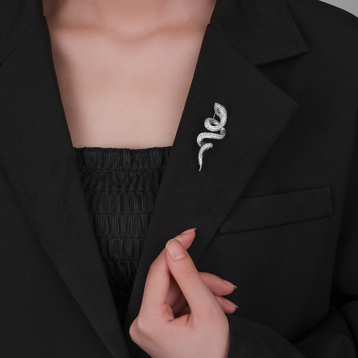 Año de la serpiente alrededor del broche de la serpiente femenina moda simple y exquisita personalidad temperamento elegante broche de pecho de la serpiente accesorios image 7