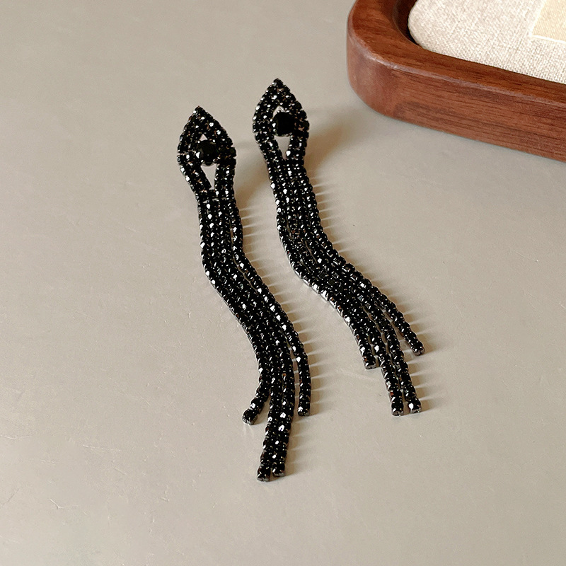 Agujas de plata transfronterizas flores de zircón aretes de bordillo estilo de moda pernos de auriculares lujosos de alto nivel de diseño de auriculares nicho