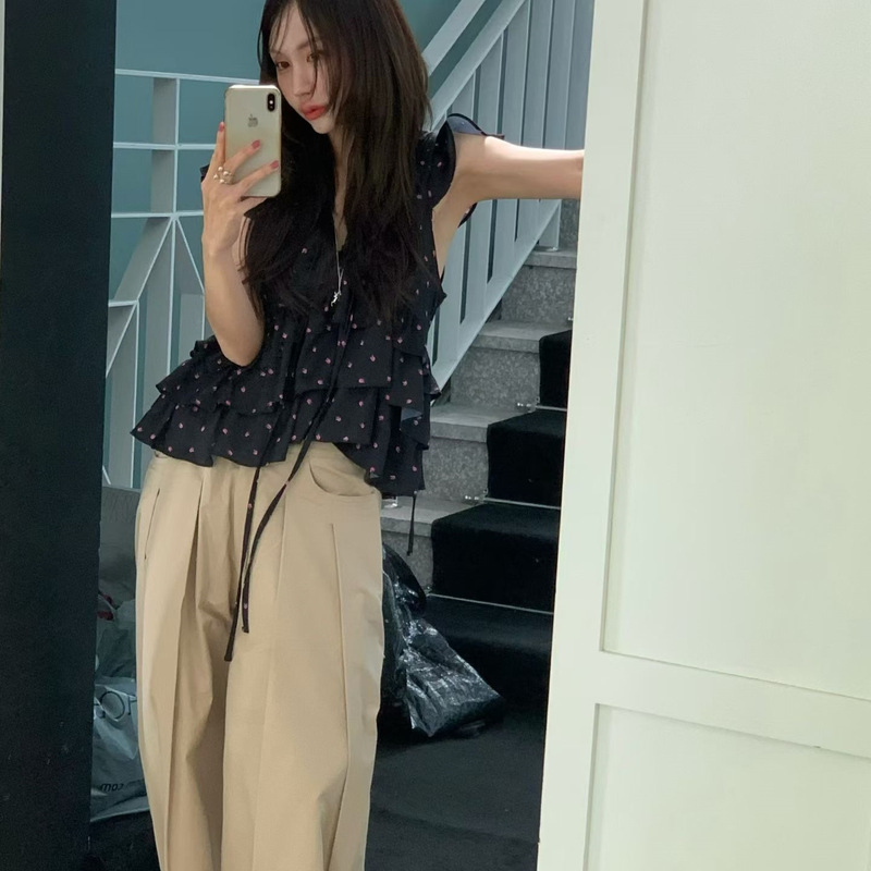 Korean-style light blue floral V-neck top with flutter sleeves, tie-waist, multi-layered ruffle hem, short chiffon blouse Korean-style light blue floral V-neck top with flutter sleeves, tie-waist, multi-layered ruffle hem, short chiffon blouse