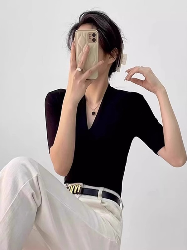 夏の女性向けの高級ブラックVネック半袖Tシャツ、スリムフィットの半袖ボトムシャツ、高級ビッグブランド気質トップス|undefined
