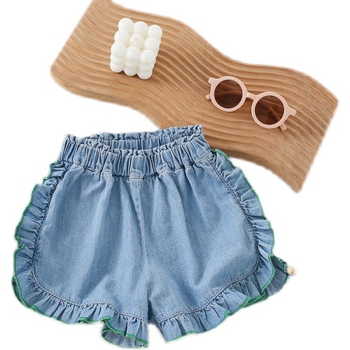 Soft denim shorts with floral details for summer, versatile and breathable, suitable for girls' summer hot pants.