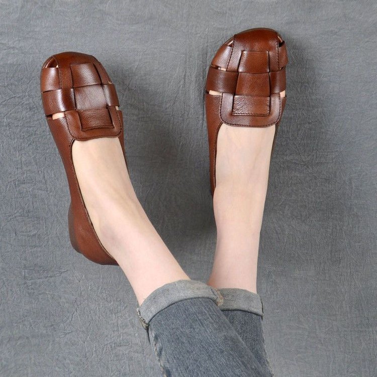 Suela suave de damas agujero zapatos de cuero para mujeres 2025 verano nuevo cómodo retrógrado zapatos de mediana edad sandalias madre