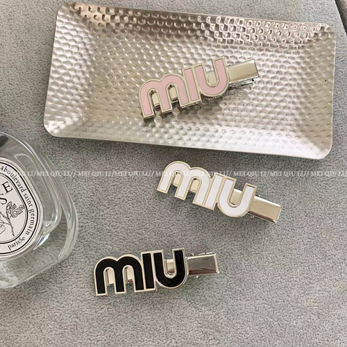 Meiqiu Li super gentle letter Miu hair clip, fashionable trendy exquisite versatile internet-famous geometric duckbill clip hair accessory for women