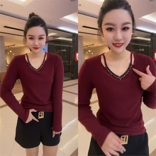 一件代发2025秋冬新款时尚洋气韩版设计感V领镂空设计纯色打底衫