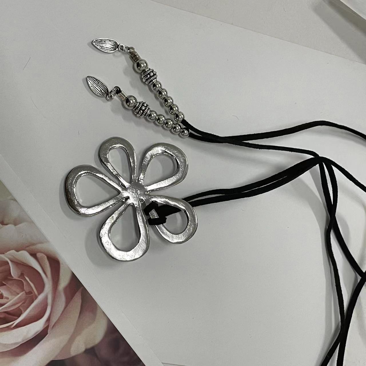Flower Pattern Women's Gender Retro Flower Alloy Leather Wholesale Pendant Necklace