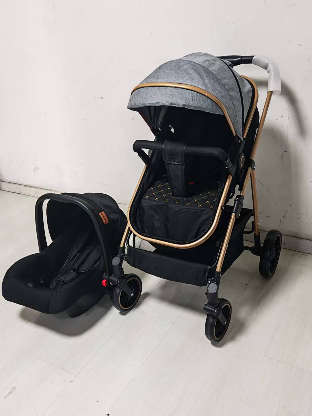 Cochecito con cesta, convertible para sentarse o recostarse, cochecito de bebé plegable bidireccional de vista alta, cochecito de bebé para niños con cuatro ruedas y estructura dorada.