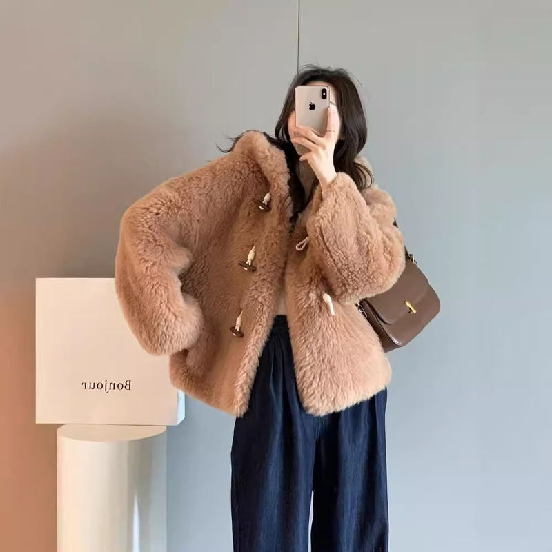 25 Winter New Style Hooded Shearling Coat with Sheepskin Fur and Horn Buttons for Women