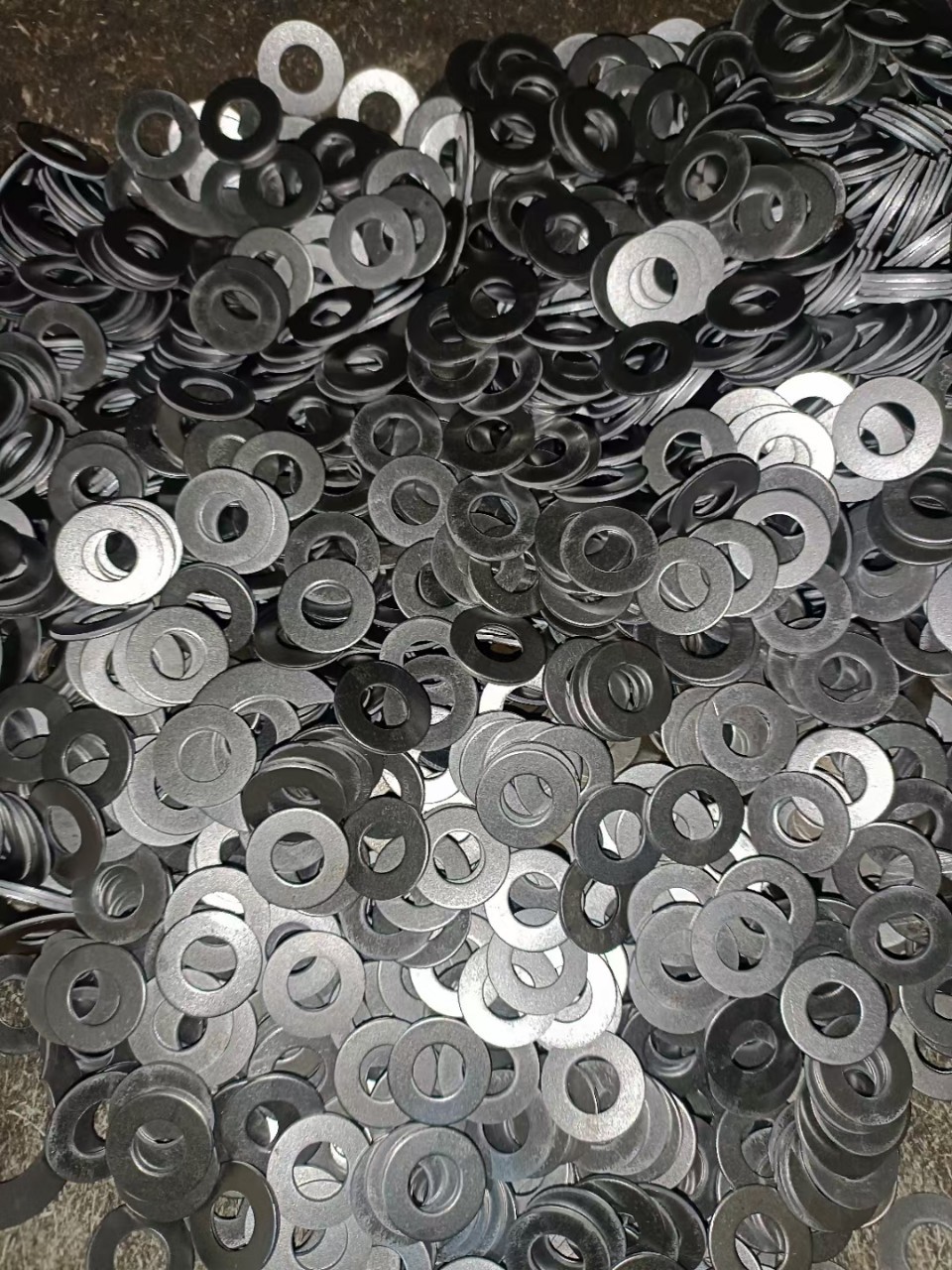 本厂主要生产平垫 圆片 冲压件 全部数控冲床生产效率高质量好