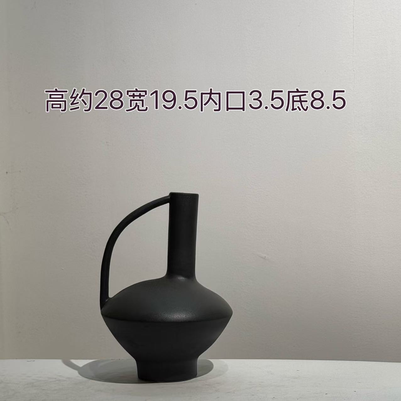 C 높이 약 28 폭 19.5 내부 개구부 3.5 바닥 8.5