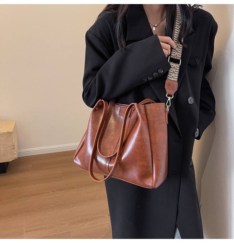 European and American retro large-capacity commuter tote bag 2024 new portable shoulder bag, textured wide shoulder strap messenger bag_voghion.com