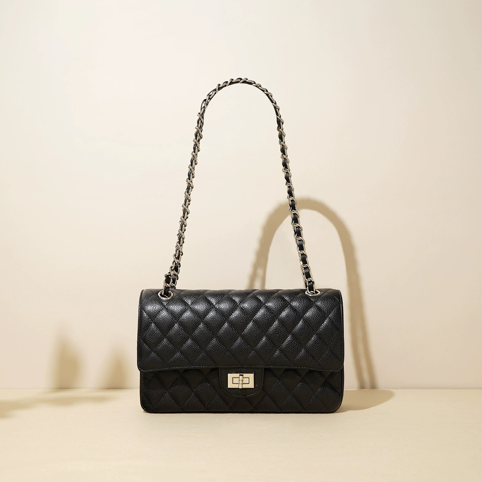 Leren tas met ruitpatroon, kettingdetails, teenbescherming, rundleerpatroon, okselstuk, enkele schouderband, crossbodytas voor dames_voghion.com