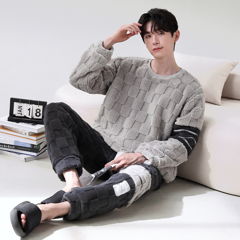 Pijamas de coral para hombres de invierno de terciopelo más grueso y caliente 2025 nuevo conjunto de ropa de hogar gris de alto nivel de dos piezas