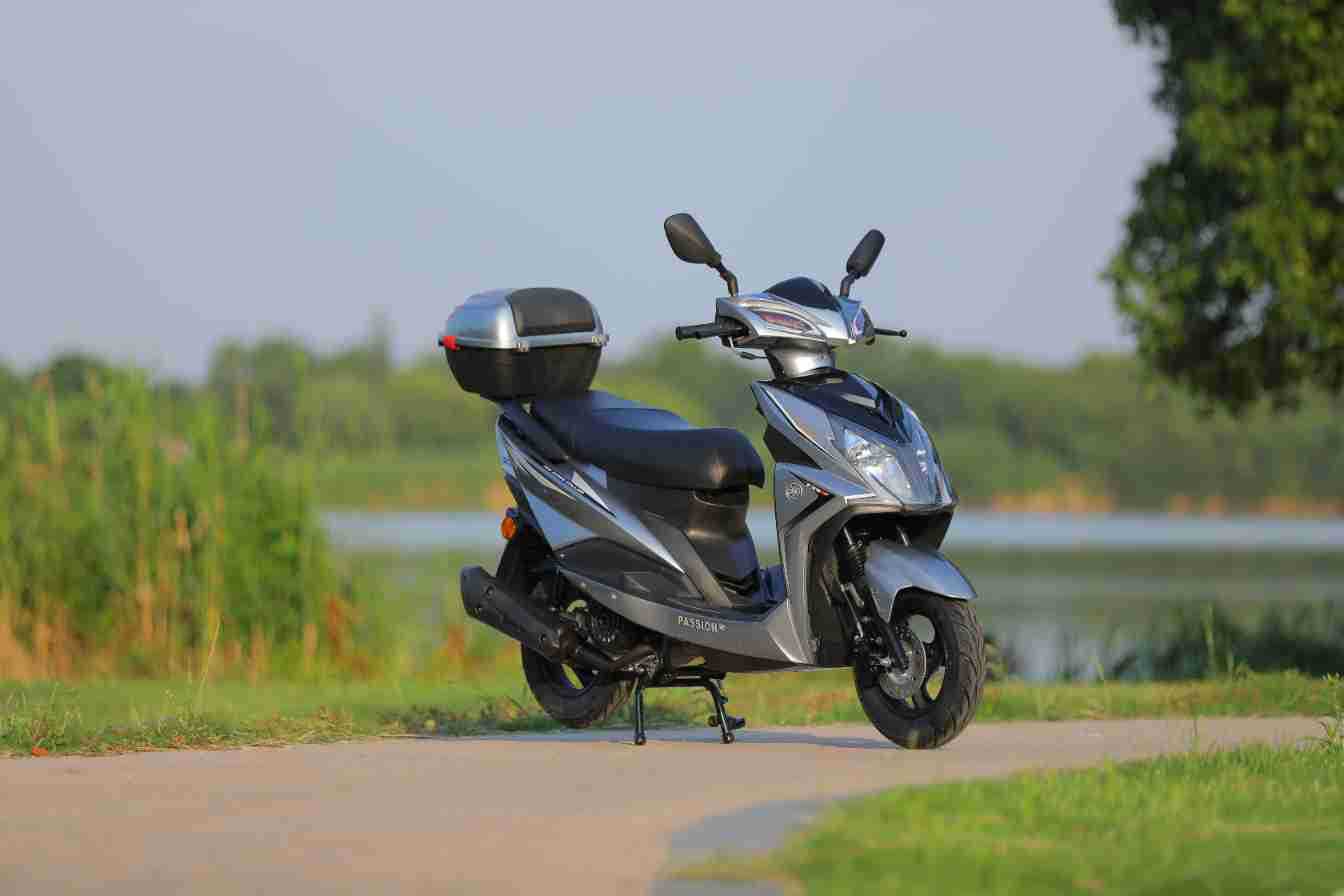 Brand New Domestic Fuel Scooter, High Power, Long Battery Life, Fuel-Saving Motorcycle, Adult Commuting and Long-Distance Running King