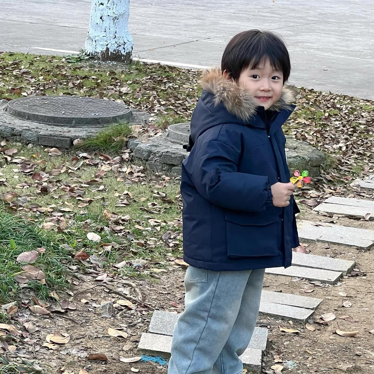 Putian high-quality children's workwear down jackets, winter parent-child parkas with large pockets, parent-child outfits, coats, and overcoats.