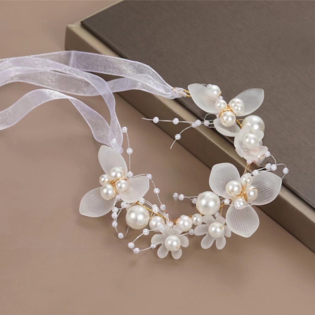 White bracelet pearl, flowered