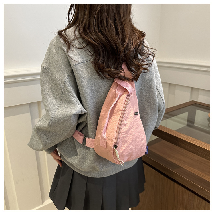 The new large-capacity, fashionable and versatile Korean casual chest bag for autumn and winter, as well as the simple travel canvas bag, are selling well among women undefined