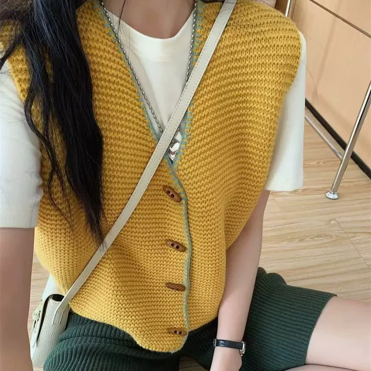 高级感撞色边叠穿牛角扣针织马甲女春秋新款洋气开衫毛衣背心外套