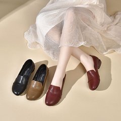 2025年の春の新型の軽やかな足は柔らかい皮の柔らかい底の丸い頭のお母さんの靴の気質の快適な豆の靴の女性を漕ぎます。