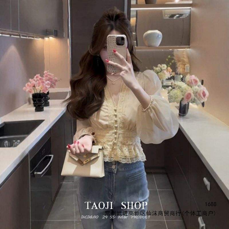 French-style lace jacquard V-neck chiffon long-sleeve shirt for women, uniquely designed, exquisite and beautiful short top French-style lace jacquard V-neck chiffon long-sleeve shirt for women, uniquely designed, exquisite and beautiful short top