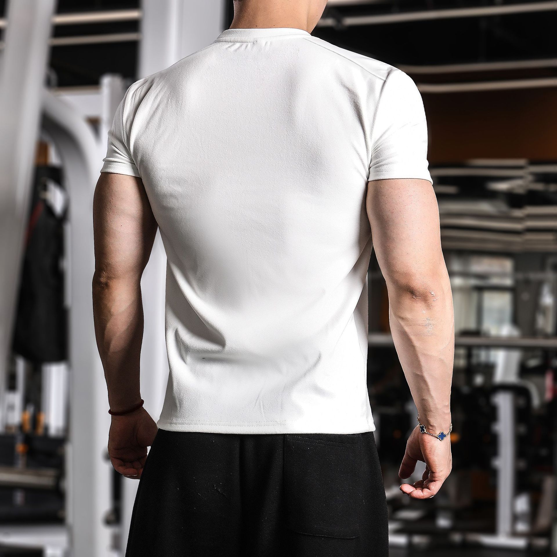 Performance-Trainingsshirt für Herren aus ultra-elastischem Dralon-Gewebe, schnelltrocknend und knitterfrei. Erhältlich in Schwarz, Weiß, Anthrazit und Braun. Größen S bis XXXL._voghion.com