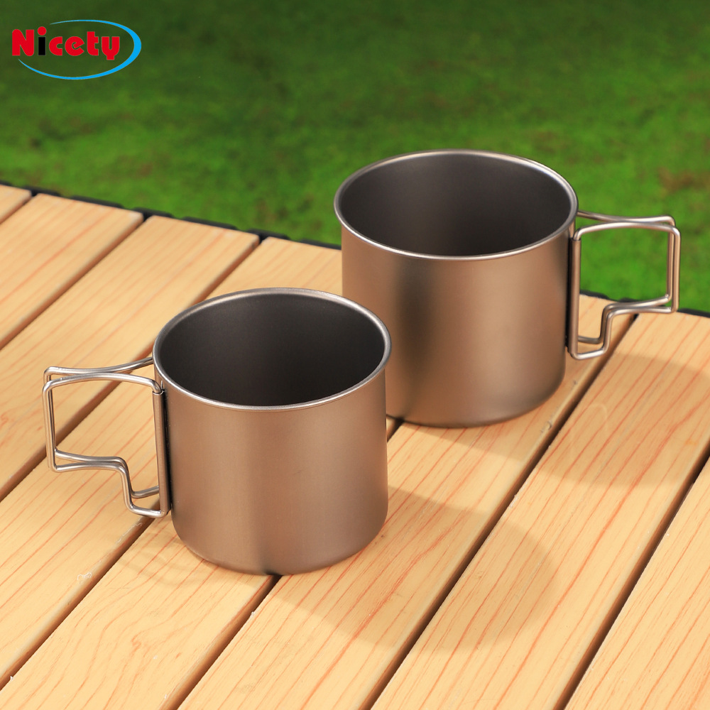 Copo térmico portátil para camping, feito de titânio, com alça dobrável, ideal para uso externo. Possui uma única camada de proteção contra água._voghion.com