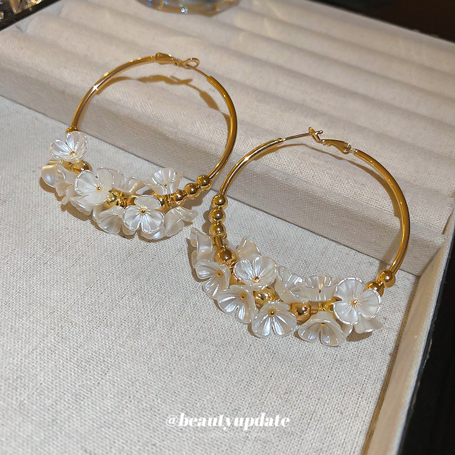 Aguja de plata Acrílico Flor Orejas redondas Pendientes de temperamento de viento frío europeo y americano Pendientes de lujo ligero de alta calidad Mujeres