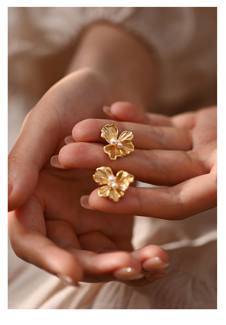 1 Paar Retro Blume Überzug Kupfer Künstliche Perlen Zirkon Vergoldet Ohrstecker display picture 4