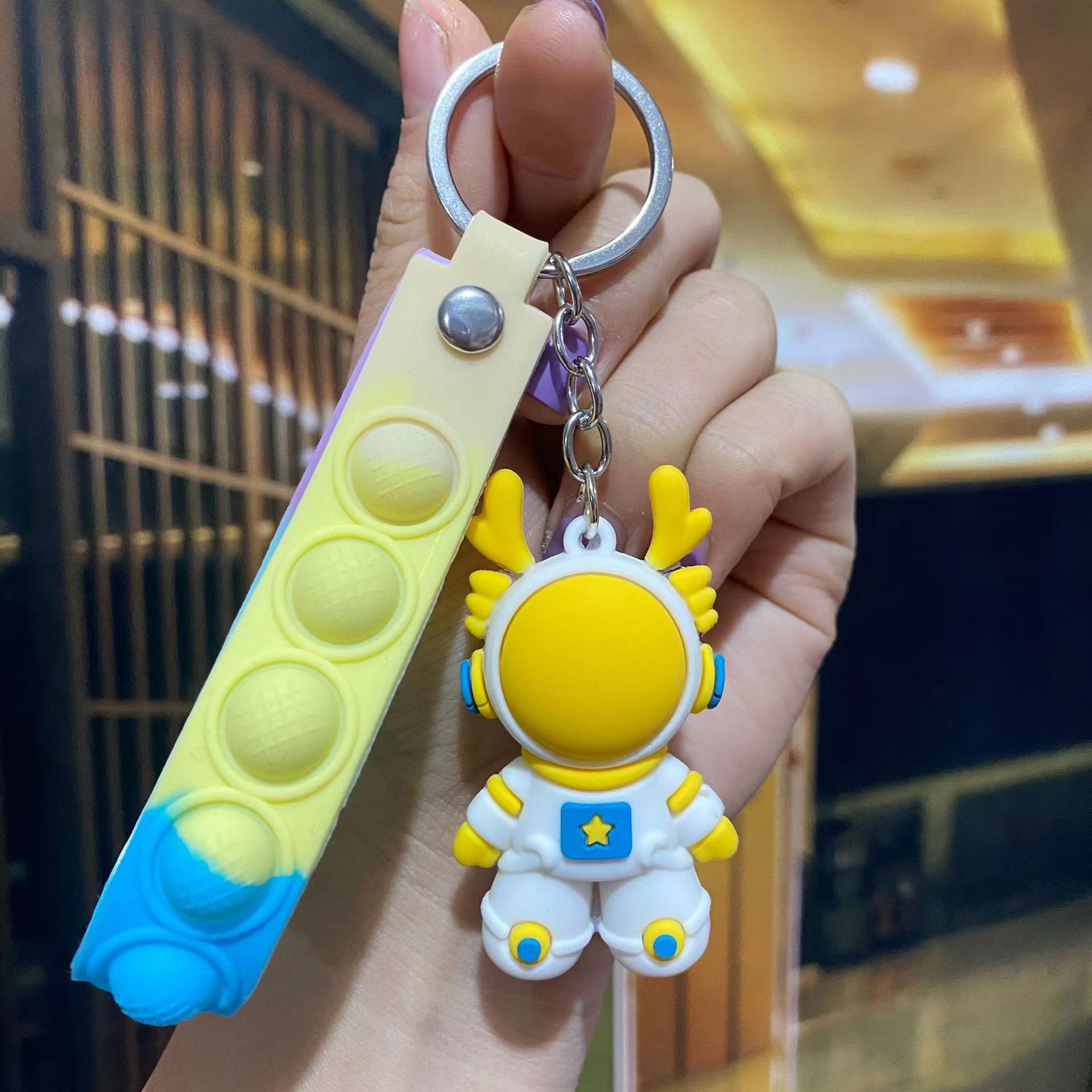 Caricatura violenta oso colgante llavero de PVC colgante llave de goma blanda juegos de videojuegos de muñeca ciudad pequeño regalo pequeño regalo