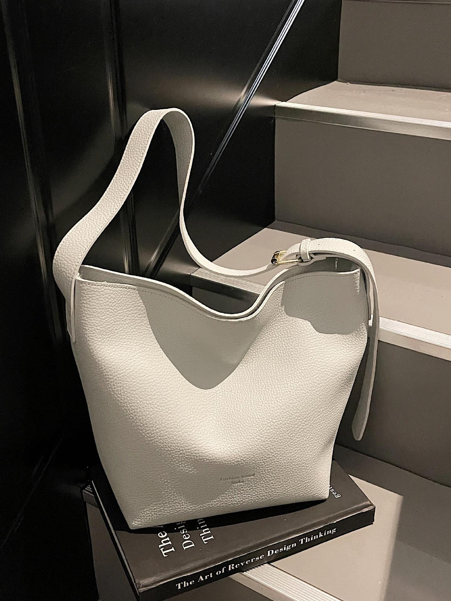 Bolso de cubo de fuego súper retro transfronterizo para mujer 2025 nuevo bolso de hombro simple casual de todo fósforo bolso de mensajero de superficie suave de moda