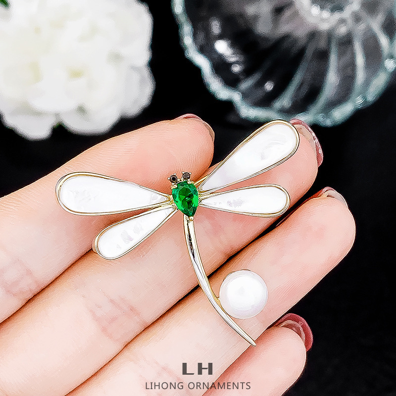 Natural pearl shell dragonfly brooch women's fashion all-match autumn and winter coat corsage men's cardigan coat high-end pin