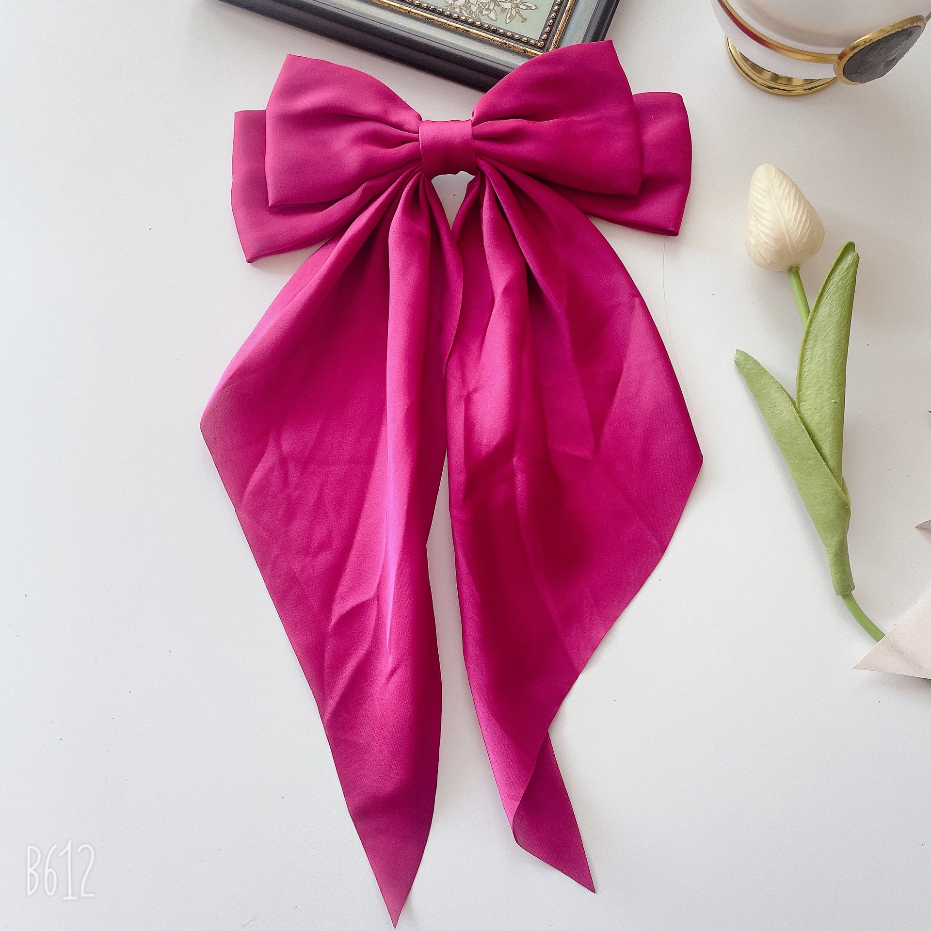 玫红色蝴蝶结飘带