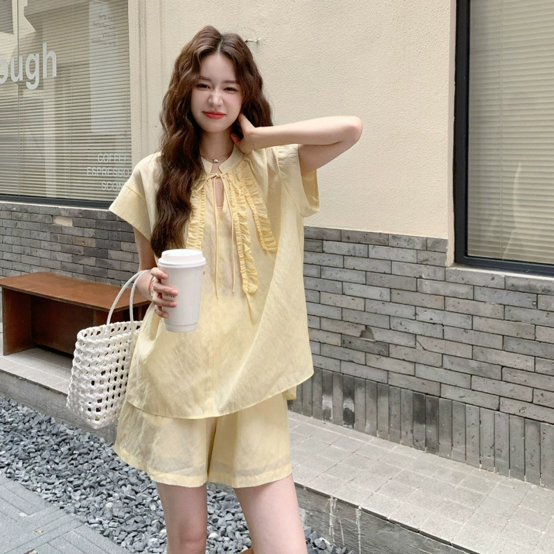 Желтый гигантский красивый топ и шорты, костюм 2025, новинка, женская летняя высококачественная маленькая одежда для отдыха, комплект из двух предметов