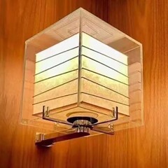 日本式ホテル会の赤い本の照明器具は高級でシンプルです。