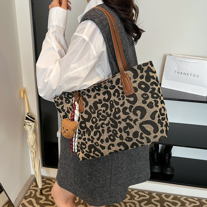 Este año popular bolsa de invierno de gran capacidad para mujeres 2024 nuevo nicho de leopardo bolso de hombro portátil
