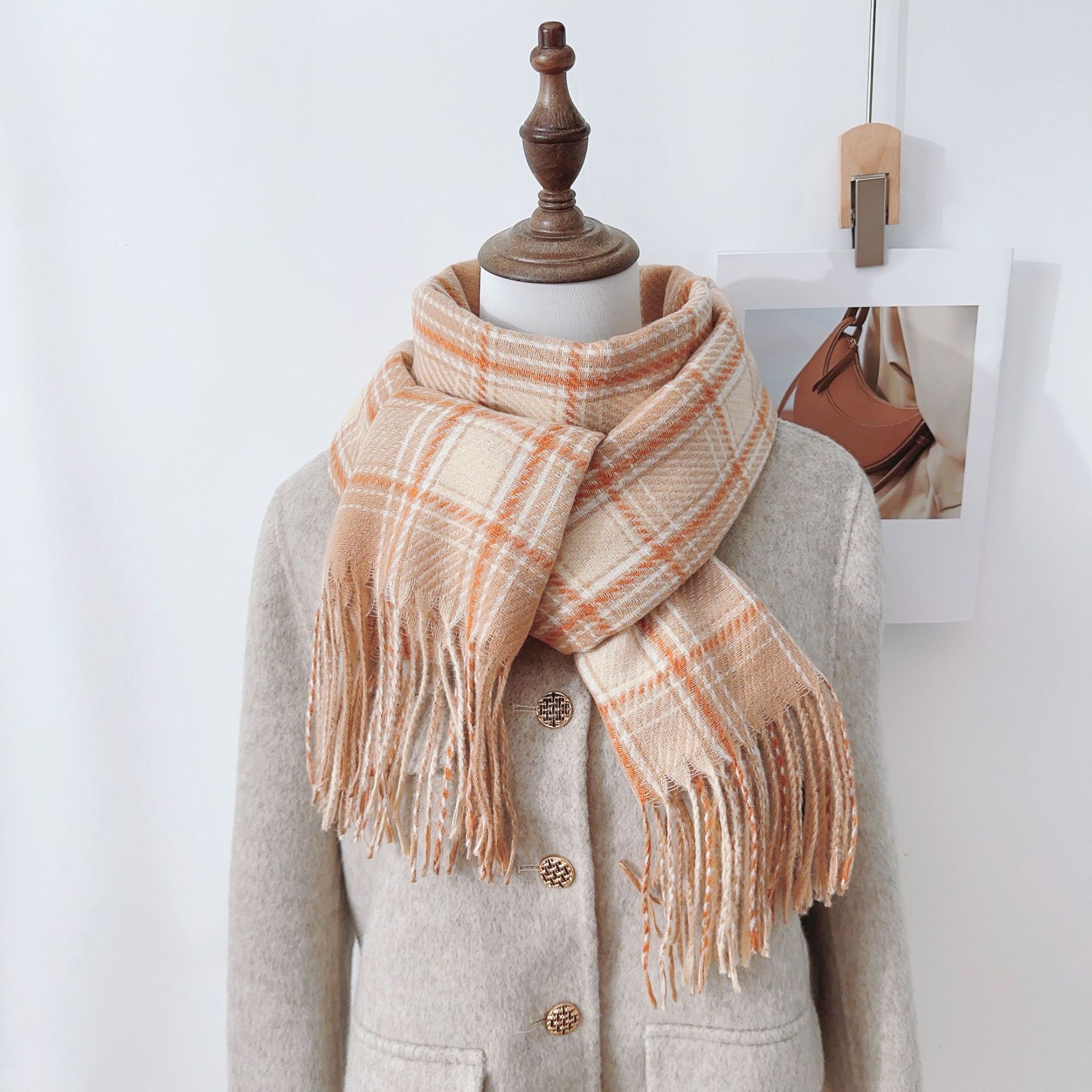Otoño y invierno nuevo estilo de cachemira a cuadros bufandas de hombro para mujeres japonesas y coreanas universidades anti-viento frío caliente moda buñuelo universal