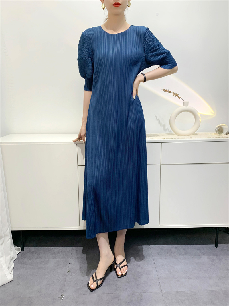 2024春夏のワンピースの女性のしわのスカートのファッションは年齢を減らしてゆったりしています。