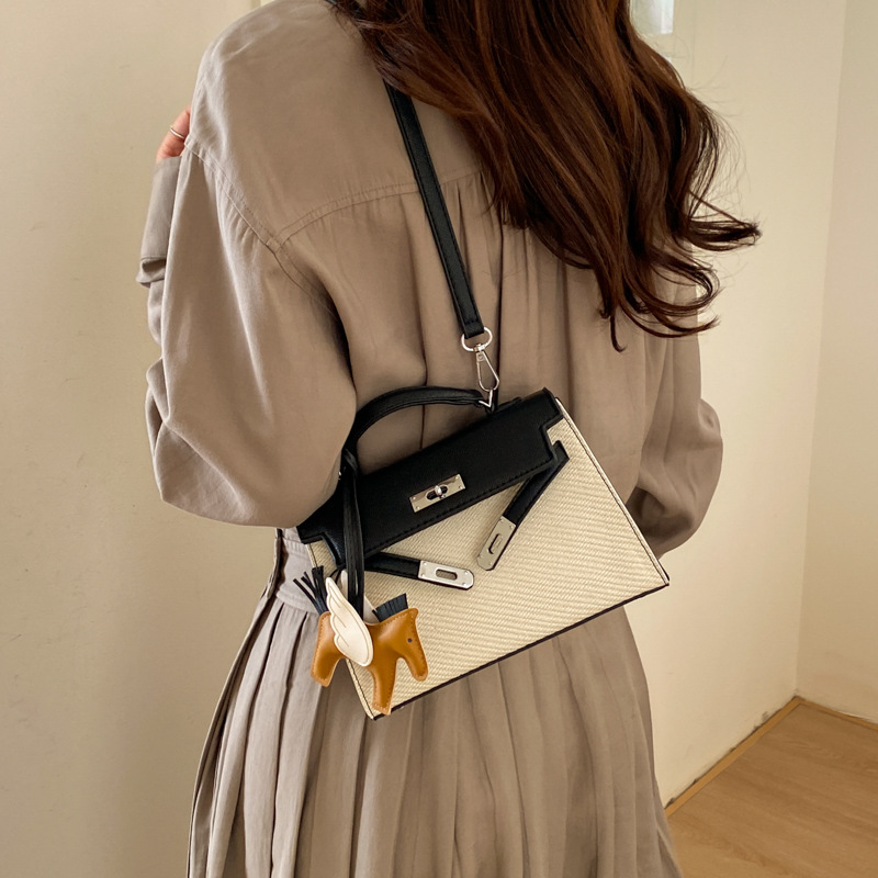 Textura de nicho bolso de diseño de mujer 2026 nuevo bolso Kylie color contraste diario simple viaje mochila de hombro