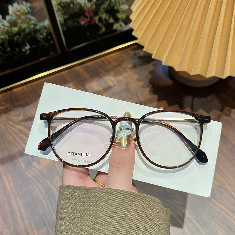 Ultra-light titanium frame for eyewear and round brown glasses frame for women with myopia without makeup and slimming anti-blue light discoloration glasses Ultra-light titanium frame for eyewear and round brown glasses frame for women with myopia without makeup and slimming anti-blue light discoloration glasses