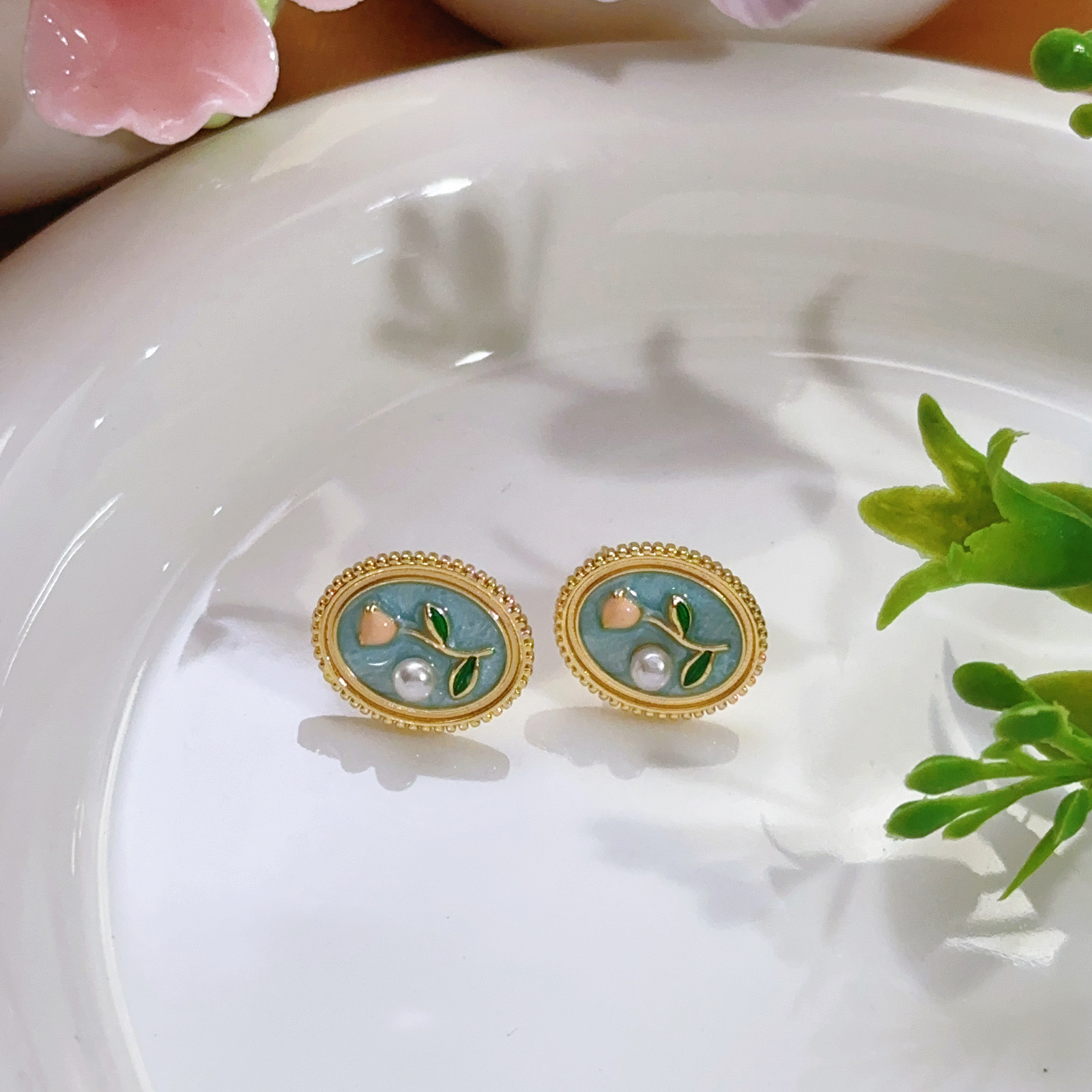 Pendientes de perlas Zhuji, temperamento blanco francés, pendientes antiguos, desplazamientos diarios, lujo ligero, joyería de orejas de alta gama al por mayor