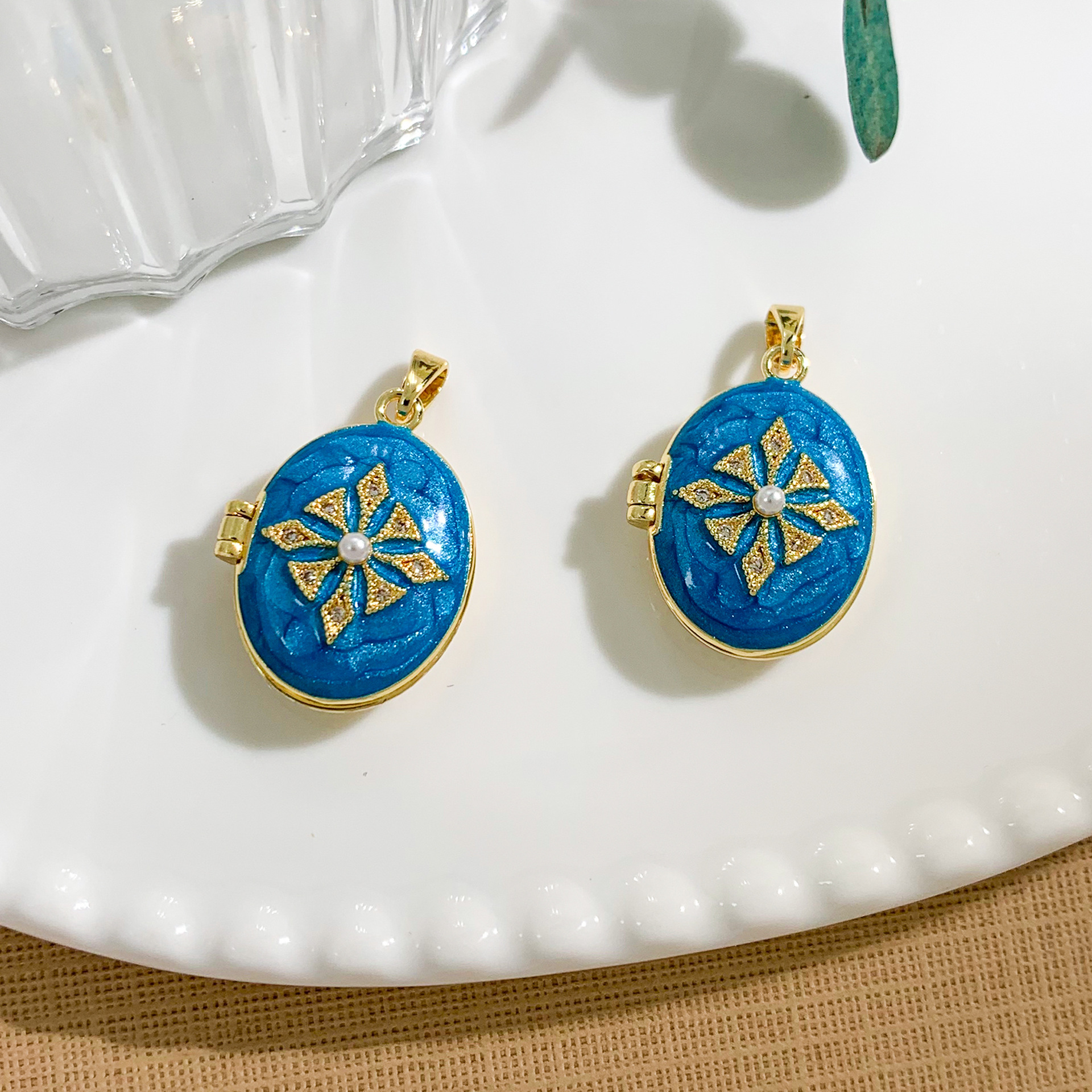 XL4584 Polaris Photo Clip Pendant Gold Blue