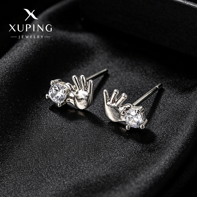 Xuping moda exquisita cuatro garras incrustadas pernos de zircón nicho transfronterizo diseño de orejas temperamento compacto al por mayor