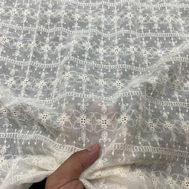 新款跨境麻纱棉布绣花面料镂空打孔小花朵刺绣面料连衣裙女装布料