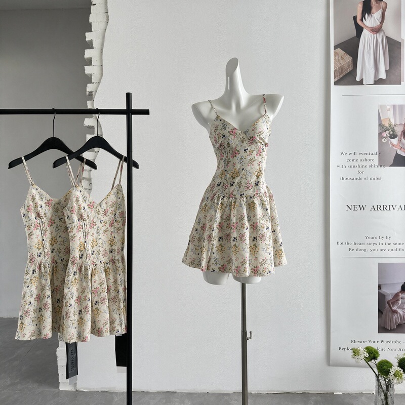 Summer Garden Floral Slim-Fit Waist-Cinching Slimming Strap Dress for Women in Summer Summer Garden Floral Slim-Fit Waist-Cinching Slimming Strap Dress for Women in Summer