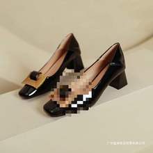 法式金属扣漆皮方头浅口粗跟单鞋女2025夏季新款中高跟红色婚鞋女