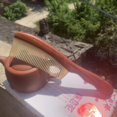 元のメーカーのハリネズミの紫檀は歯を挿して櫛をして、無漆の手作業は研磨して、手で歯を挿します。檀木櫛