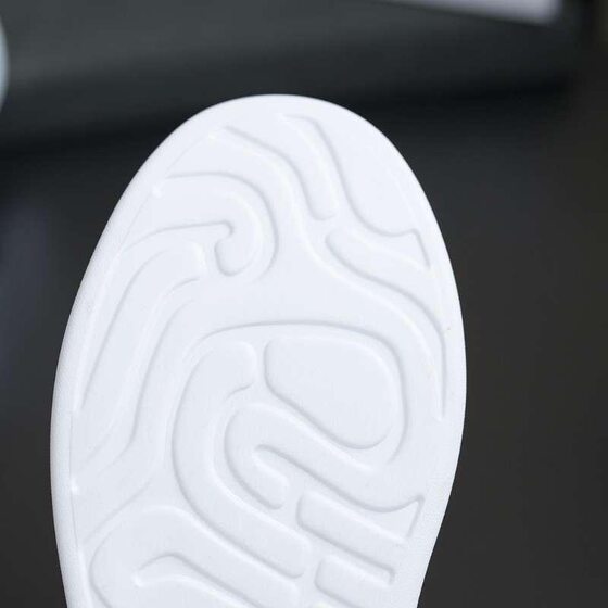 Small white shoes men's thick-soled board shoes 2024 spring and autumn new fashion casual shoes popular European station men's shoes shaking voice generation