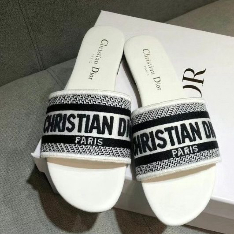 Summer ins alfabeto bordado de una palabra zapatillas exteriores para mujer nuevo estilo 2024 playa estilo de explosión de fondo plano chanclas cómodas y hermosas