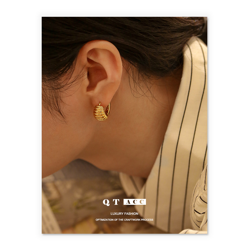 Latón chapado 18K oro real japonés y coreano viajero elegante espiral brillante costura diseño oído hebilla nicho exquisitos pendientes para las mujeres