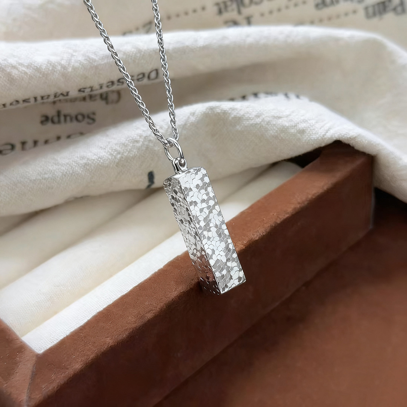 银色爆闪碎冰冰四方来财金条项链2025新款轻奢精致锁骨链饰品批发