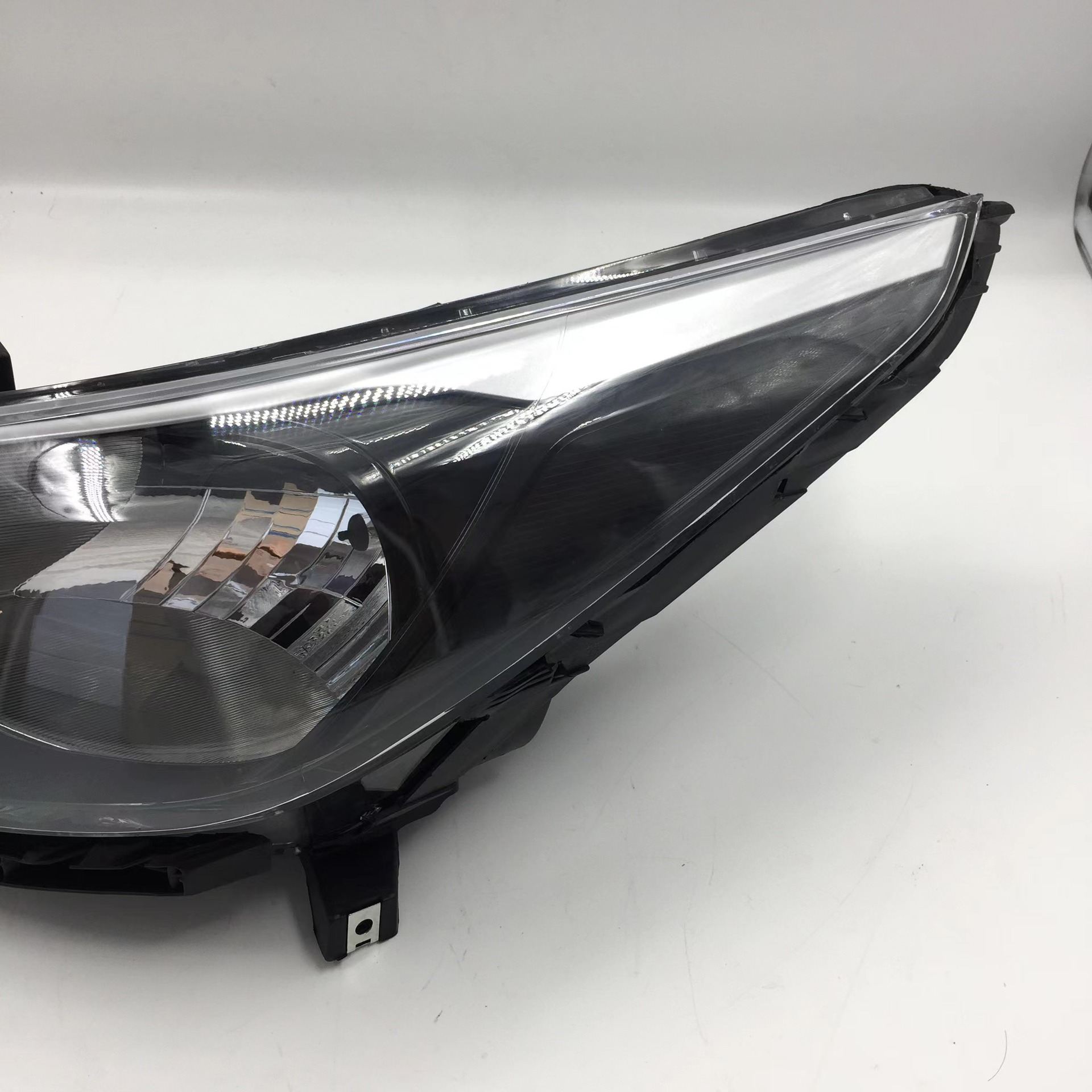 Adecuado para 16-17-18-19 moderno Yuena faro semi-montaje del coche cerca de la luz de carretera delantera